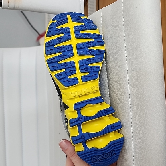 New Reebok boys shoe - Picture 4 of 4